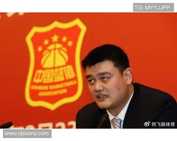 意外撞击姚明膝盖引发的篮球界热议与运动员健康关注